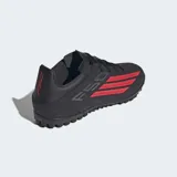 Championes de fútbol Adidas F50 Club para pasto artificial, color negro con detalles en rojo. Presentan exterior sintético Fiberskin con líneas 3D para un mejor toque de pelota y tecnología Sprintgrid. Suela de caucho diseñada para brindar agarre en giros y cortes rápidos.