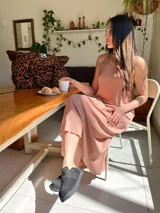 Vestido de lino elastizado, talle único holgado, color beige.