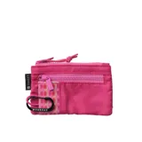 Billetera tipo pouch color fucsia, confeccionada en tela rip-stop resistente, con cierre principal, bolsillo frontal con cierre, detalle estampado multicolor y gancho mosquetón negro con logo de la marca.