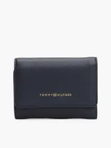 Billetera plegable Tommy Hilfiger color azul marino, con sutil acabado granulado y logo metálico dorado en el frente. Cuenta con múltiples ranuras interiores para tarjetas y compartimento para billetes.