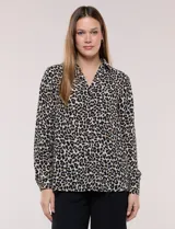 Camisa de gasa estampada con diseño animal print, cuello con solapa, escote en V, cierre frontal con botones y mangas largas, de la marca Ninety Clothing.