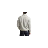 Campera tipo college de Polo Ralph Lauren en color gris melange, con cierre frontal de botones a presión, bolsillos ribeteados y cuello, puños y dobladillo de canalé. Cuenta con el nombre "Yankees" bordado en azul marino en el pecho y detalles distintivos de la marca.