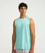 Musculosa deportiva de hombre color menta, con cuello redondo y corte regular. Presenta detalles de rayas negras en los hombros y tecnología Dry para una rápida evaporación del sudor.