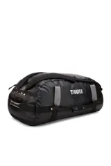 Bolso de viaje tipo duffel Thule Chasm de 130 litros, color negro, con diseño resistente al agua, apertura amplia, correas convertibles para usar como mochila y asas de mano reforzadas.