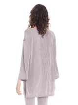 Blusa larga negra de manga larga con cuello amplio a la base y cortes a los lados.