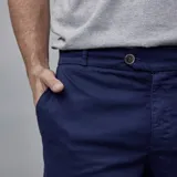Pantalón de gabardina azul marino, diseño chino sport de corte recto, con bolsillos laterales y traseros, cierre frontal con botón y cremallera.