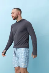 Remera gris de manga larga con capucha y orificios para los pulgares.