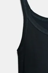 Musculosa de rib color gris claro melange, confeccionada en algodón, con escote redondo y tirantes finos.