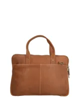 Maletín de cuero natural color tostado, con diseño rectangular, doble asa superior y compartimento principal con cierre. Incluye bolsillo frontal con logo grabado y herrajes metálicos.