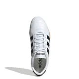 Championes Adidas de estilo urbano inspirados en el tenis, con capellada de material sintético blanco, las icónicas tres tiras laterales en negro y suela de goma color caramelo.