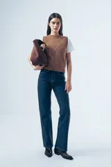 Chaleco de punto color marrón con diseño de rombos en tono más claro, cuello redondo y terminaciones acanaladas.