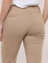 Pantalón slim en gabardina elastizada de corte recto, color beige, con pretina con pasadores, botón y cierre, bolsillos delanteros y bolsillos ojal traseros, de la marca Zac & Rachel.