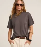 Remera básica de corte oversized, confeccionada en algodón peruano de alta calidad. Presenta cuello redondo, mangas cortas y diseño liso sin estampas.