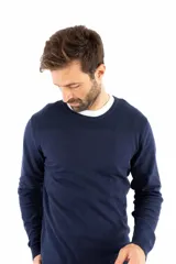Sweater de punto color azul marino, con cuello redondo y diseño acanalado en la parte superior del pecho y los hombros.