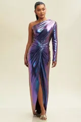 Vestido largo de fiesta con efecto metalizado tornasolado en tonos violeta y azul. Presenta un diseño de un solo hombro con manga larga, detalle de nudo drapeado en la cintura y una abertura frontal en la falda.