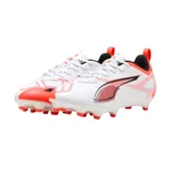Championes de fútbol Puma Ultra 5 Play, color blanco con detalles en rosa neón y negro. Diseño aerodinámico con suela de tapones para césped natural o artificial.