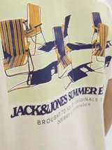 Camiseta color crema de algodón con cuello redondo y manga corta. Estampado en el frente con sillas de playa y texto "JACK&JONES SUMMER EDITION BROUGHT TO YOU BY ORIGINALS DEPT. DESIGNED IN COPENHAGEN".