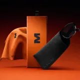 Lentes de sol cuadrados con ángulos redondeados, montura negra y lentes celestes polarizadas.