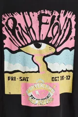 Remera negra de corte oversized con diseño estampado de Pink Floyd en el frente, cuello redondo y mangas cortas.