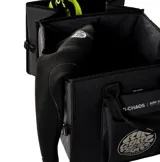 Bolso negro tipo tote con doble asa corta, bolsillo frontal con cierre de velcro y logo Rip Curl estampado.