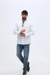Camisa de lino y algodón color celeste, con cuello mao, cierre frontal de botones claros y pequeño bordado de pato en el pecho.