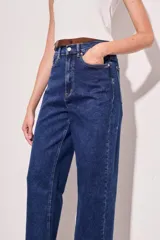 Pantalón de jean azul oscuro, de corte recto y tiro alto.