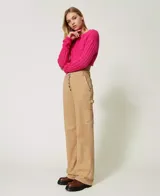 Pantalón cargo color beige con bolsillos laterales, corte recto y tiro alto.