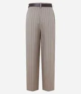 Pantalón de sastrería color beige con rayas verticales finas, de corte wide leg. Incluye un cinturón de cuero sintético marrón con hebilla metálica.