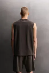 Musculosa de corte relajado confeccionada en tejido compacto de algodón, con cuello redondo y sisas con acabado irregular. Pertenece a la línea Zara Athleticz.