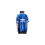 Remera de fútbol Balenciaga de corte oversize, color azul satinado con cuello en V blanco y rayas en las mangas. Cuenta con el logotipo de la marca estampado en el pecho.
