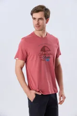 Remera de manga corta color borravino con cuello redondo y estampa frontal de una carpa junto a las inscripciones "Camp Explore Dream Discover" y "Adventure Outside Your Tent".