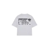 Remera oversize gris melange de manga corta, con cuello redondo y estampado gráfico negro en el frente con inscripciones y logotipos de la marca.