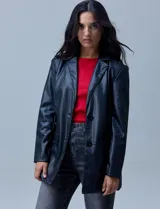 Blazer negro de eco cuero marca Baccini, con cuello con solapa, abertura central con botones y bolsillos delanteros.