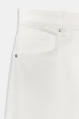 Jeans de mezclilla en color negro gastado, tiro alto, diseño de cinco bolsillos y corte de pierna ancha extra larga. Cuenta con cierre frontal de cremallera y botón metálico.