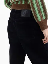 Pantalon de corte amplio y tiro alto confeccionado en denim velvet color azul marino. Presenta cinco bolsillos tradicionales, cierre frontal y boton en la cintura.