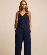 Pantalón pantacourt de viscosa color blanco, con bolsillos laterales y cierre con botones delanteros.