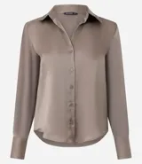 Camisa de satén con cuello inglés, manga larga con puños y cierre frontal con botones. Presenta un diseño liso con acabado brillante y corte fluido.