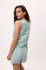 Short blanco de lino y algodón, con cintura elastizada y cordón ajustable.