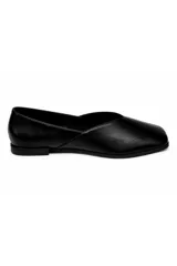 Zapato de punta cuadrada en símil cuero con diseño minimalista, abertura en V y estructura suave, silueta contemporánea y sofisticada.