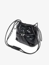 Bolso tipo cubo Diesel Scrunch-D, color gris oscuro, confeccionado en cuero brillante con efecto arrugado. Presenta logo metálico "D" en el frente, cierre con cordones ajustables, correa de hombro extraíble y múltiples bolsillos internos.