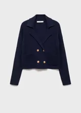 Chaqueta de punto azul marino con diseño cruzado y doble botonadura con botones dorados efecto joya. Presenta cuello con solapas, manga larga y dos bolsillos de parche frontales.