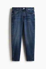 Jean de cinco bolsillos en denim de algodón, de corte estándar y piernas ajustadas, con lavado azul y efecto deslavado.