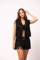 Chaleco negro de corte sastre con solapas clásicas, decorado con múltiples capas de flecos con brillos integrados que aportan movimiento y textura a la prenda.