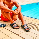 Sandalias Birkenstock Arizona Eva de goma color negro, con dos correas ajustables con hebilla.