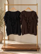 Blusa de algodón de manga corta, con escote en V y volados decorativos en el frente y las mangas.