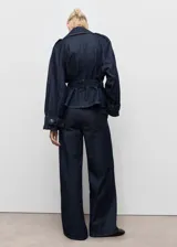 Pantalón wide leg de tiro alto en tejido de algodón estilo denim, con dos bolsillos laterales, trabillas y cierre oculto.