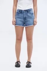 Short de jean celeste, tiro medio, levemente ajustado en la cadera y con bajo desflecado.