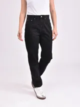 Pantalón de jean negro de corte recto, tiro alto y cinco bolsillos.