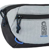 Riñonera Rip Curl modelo Sseries Overland Waist Bag de diseño cuadriculado en tonos gris y negro, con detalles en azul. Cuenta con un compartimento principal con cierre, un bolsillo frontal con cierre y correa ajustable.