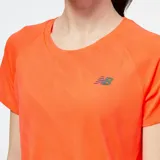Remera de running New Balance Q Speed Jacquard para mujer, color naranja con diseño geométrico en relieve. Confeccionada con tejido de punto jacquard suave y tecnología NB ICEx de secado rápido.